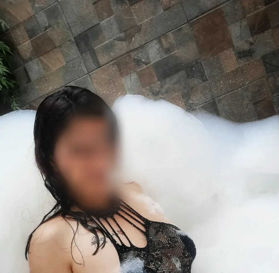 Zeynep, 26